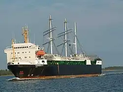 Het dokschip Condock V met daarin het zeilschip Gorch Fock