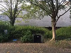 Vanaf het oosten gezien, zijingang