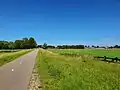 De polder en het fietspad op het voormalige tracé van de Westlandsche Stoomtramweg Maatschappij.