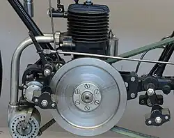 De aandrijfriem dreef het achterwiel rechtstreeks vanaf de krukas aan.