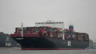 APL Raffles verlaat de haven van Hamburg