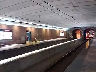 Een sneltram verlaat Convention Center station