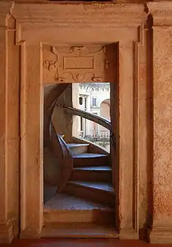 Een trap in een kloostergang in Renaissancestijl, gebouwd onder de Portugese koning Jan (João) III.