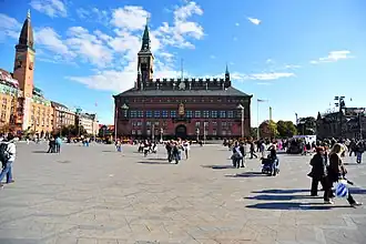 Rådhuspladsen met het stadhuis van Kopenhagen (midden) en het Palace Hotel (links)