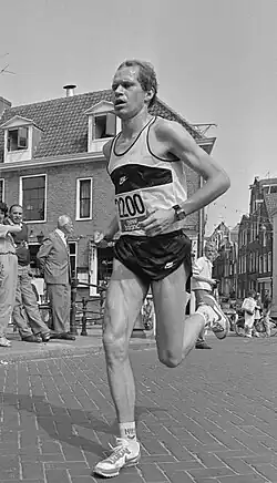 Cor Lambregts tijdens de Grachtenloop Amsterdam in 1984.