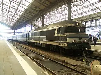 De CC72042 staat klaar voor vertrek voor haar rit van station Lyon-Perrache naar Tours.