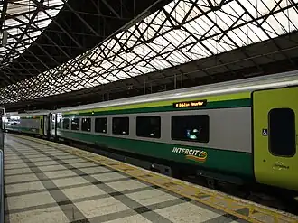 De trein naar Dublin klaar voor vertrek
