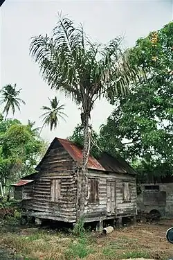 Huisje op palen te Coronie