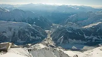 Zicht op Courmayeur vanuit Entrèves