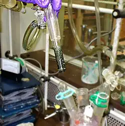 Kristallijn groene nikkeloceen op een koelvinger na sublimatie.