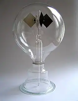 De radiometer van Crookes of het lichtmolentje, bedacht door William Crookes in 1873, lijkt een perpetuum mobile maar is dat niet, omdat een krachtbron (de Zon of een lamp) de energie levert.