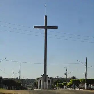 Groot kruis bij de ingang van Jauru