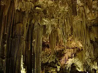 Enkele van de stalactieten and stalagmieten in de grot.