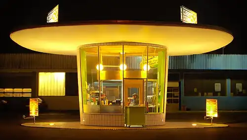 Voormalig benzinestation, nu snackbar, in Dorsten-Feldmark (onder monumentenzorg als bijzondere jaren-1950- architectuur)