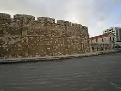 Kasteelmuur vanaf de zee