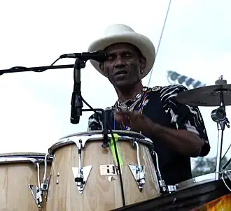 Cyril Neville speelt op 1 juni 2007 in Savannah (Georgia) tijdens een concert van The Neville Brothers.