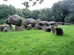 Vier poortzijstenen en nabij de poort ligt een poortdeksteen (vooraan rechts), hunebed D19