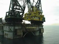 De DB-102 tijdens een hijsklus bij K6P