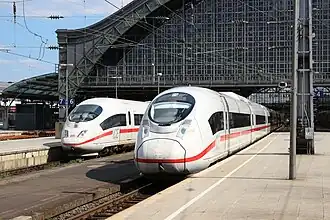 ICE-3's op Köln Hbf, met links het originele type ICE 3 en rechts een nieuwer type.