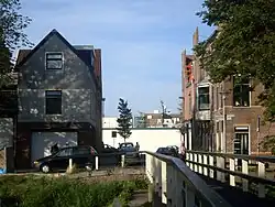 Doorkijkje naar de havens vanaf de Spoorgracht