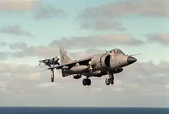 Sea Harrier bezig met verticale landing, de uitlaat wijst naar beneden