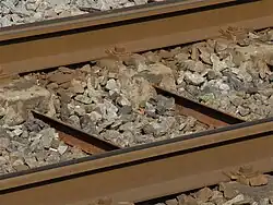 Deense dwarsliggers met hoekijzer als verbinding tussen blokken