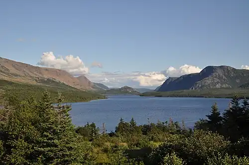 Het meer met links de Tablelands en rechts Narrows Head gezien vanuit de omgeving van het kampeerterrein