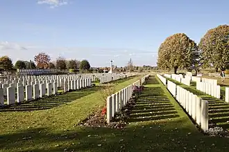 Toegangsgebouw en Cross of Sacrifice