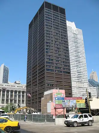 Richard J. Daley Center met daar rechts van het Chicago Title and Trust Center.