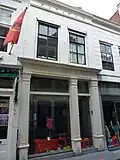 Huis met gepleisterde lijstgevel, in kroonlijst gedateerd