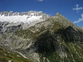 Dammastock, Dammagletscher en Moosstockgipfel (rechts) met Dammahütte (links onder) vanaf de Göscheneralpsee