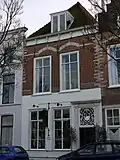 Huis met rechte gevel, metselwerk van de verdieping