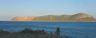 Het eiland Dana gezien van het vasteland