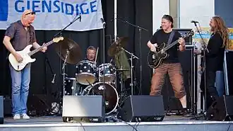 Yngve Moe (tweede van rechts) tijdens een optreden met Dance with a Stranger (2009)