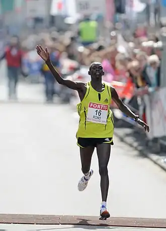 Daniel Rono finisht als tweede bij de Rotterdam Marathon 2008