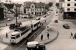 Motorwagen 50 met bijwagen op de Danmarksplass (Denemarkenplein); jaren vijftig.