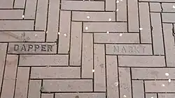 De naam verwerkt in straatklinkers