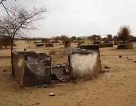 Een platgebrande hut in Darfur. (foto: jun 2004)