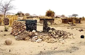 Een platgebrand dorp in Darfur (foto: jun 2004).