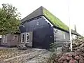 Stolphoeve met korte uitgebouwd vooreind voorzien van houten geveltop met geschulpte windveren