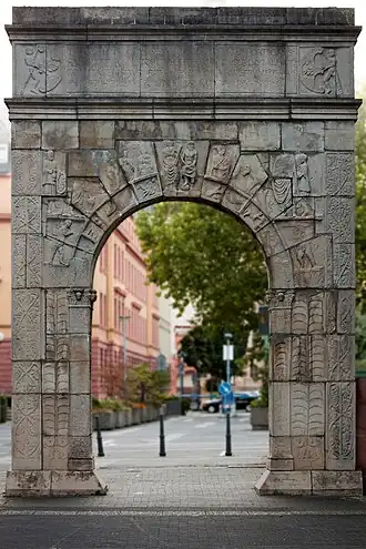 Wederopbouw (kopie) van de boog (voorheen ingang van de centrale corridor van een portiek van een openbaar gebouw) op het Ernst-Ludwigplein dicht bij het Landesmuseum. De reconstructie met de oorspronkelijke restanten is in het museum.Landesmuseum Mainz: Dativius-Victor-Bogen .mw-parser-output .taalaanduiding{font-family:sans-serif;font-size:85%;cursor:help;color:var(--color-subtle,#555)}.mw-parser-output .taalaanduiding span{border-bottom:1px dotted var(--color-subtle,#555)}(de)