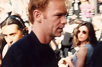 John Kelly werd gespeeld door David Caruso, hier op de rode loper tijdens de Emmy Awards in 1994 waar de serie zes Emmy's won
