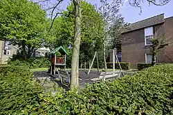 Het speeltuintje op de grens van de Davidstraat met de Hovenstraat uit 1971, het eerste tastbare resultaat van de acties uit de buurt, dat daarom destijds de naam 'Mijlpaal' kreeg.