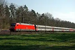 Duits-Zwitserse EuroCity met 101-locomotief in de buurt van Friedrichsthal, Duitsland