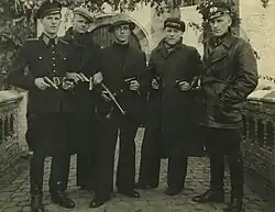 Piet Oberman (midden staand met hoed)