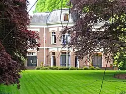 Straatzijde van het landhuis De Haer