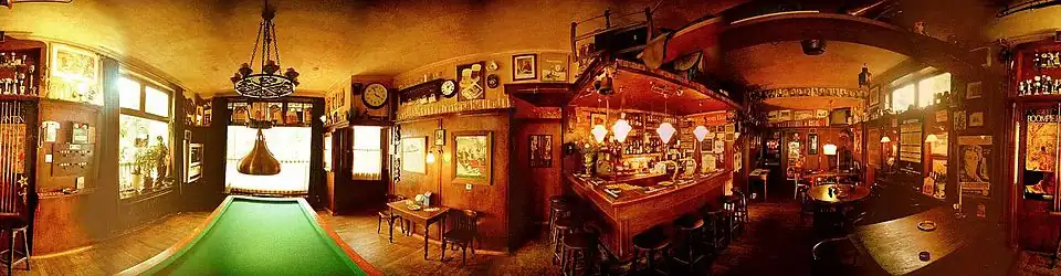 360°-panorama van het "Café d'Oranjeboom" in Velp, een typisch bruin café, met v.l.n.r. een biljart, de bar met bel, barkrukken en een stamtafel