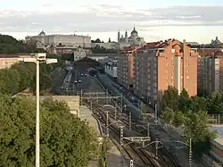 Het station gezien uit het noorden, met het koninklijk paleis op de achtergrond