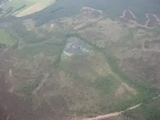 Cartierheide vanuit de lucht gezien, met de weilanden van buurtschap De Pan (lb), het centraal gelegen Pannegoor met berkenlaantje en de Bredasebaan (ro).