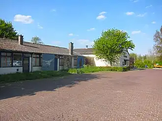 Het voormalige dienstgebouw (ambtenarenpension en kantine) van de Rijksdienst voor de IJsselmeerpolders uit 1964.